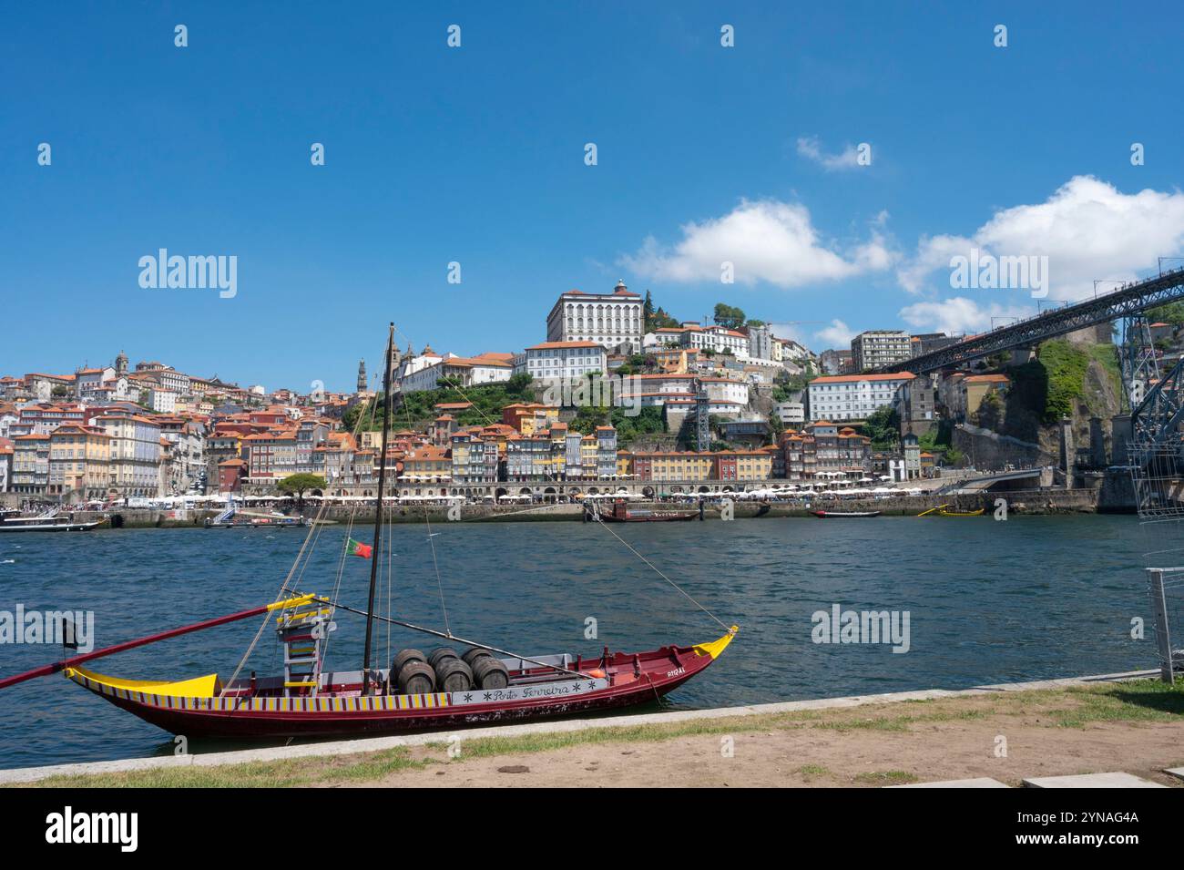 Portogallo, zona nord, centro storico classificato come patrimonio dell'umanità dell'UNESCO, quartiere storico di Ribeira, barca Barco Rabelo utilizzata per il trasporto di botti di vino Porto sul fiume Douro Foto Stock