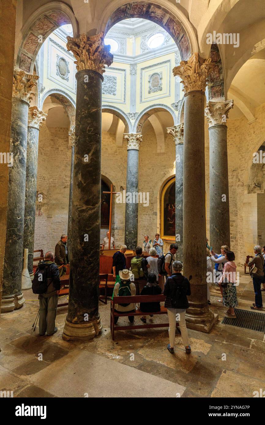 Francia, Bouches du Rhone (13), Aix en Provence, la Cathedrale Saint Sauveur (XII secolo), Monumento storico classico, battesimo, turisti, croisieristes en visite dans le centre ville Foto Stock