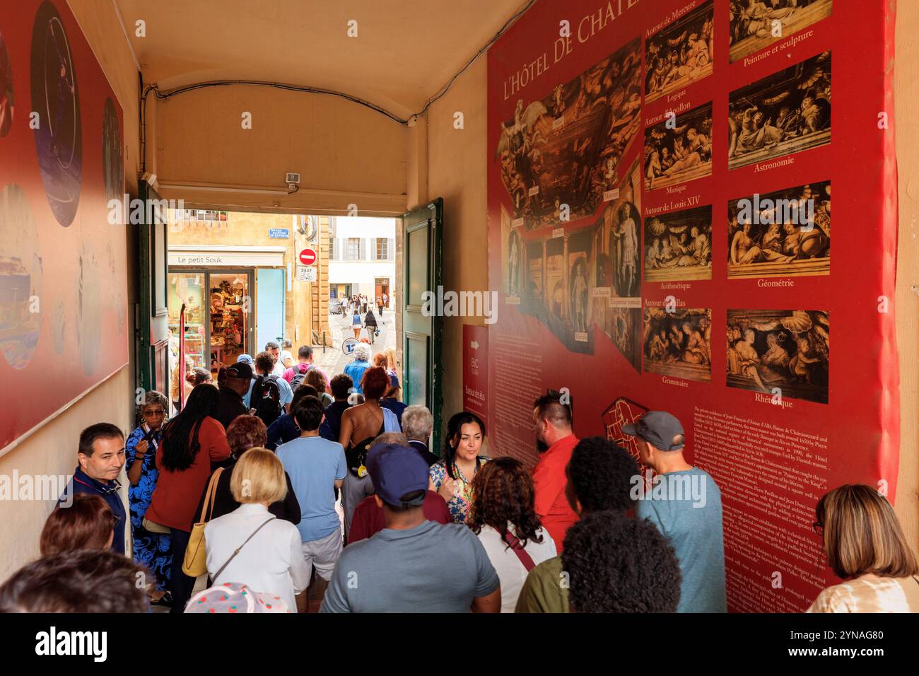 Francia, Bouches du Rhone (13), Aix en Provence, hotel de Chateaurenard, turisti, croisieristes en visite dans le centre ville Foto Stock