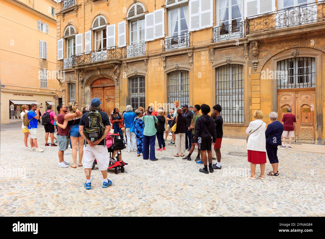 Francia, Bouches du Rhone (13), Aix en Provence, Place Albertas, Tourist, croisieristes en visite dans le centre ville Foto Stock