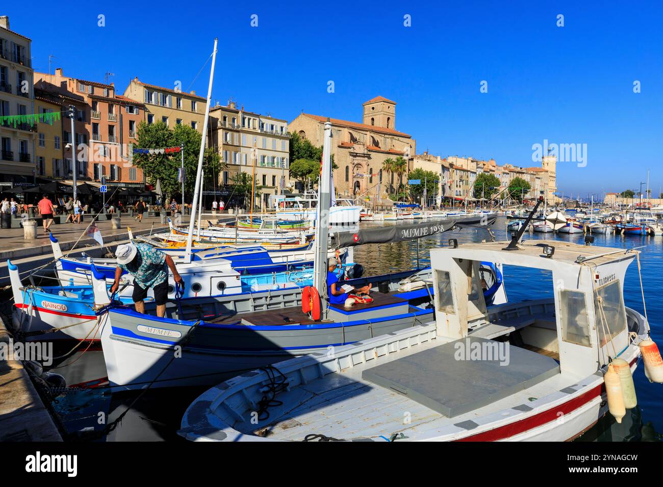 Francia, Bouches du Rhone (13), la Ciotat, le Vieux Port, eglise Notre Dame de l'Assomption (XVe) (1603), pointus Foto Stock