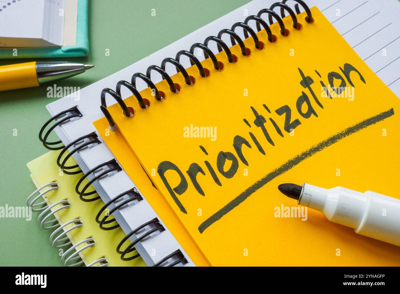 Nota sull'assegnazione delle priorità in un notebook. Gestione del tempo e organizzazione delle attività. Foto Stock