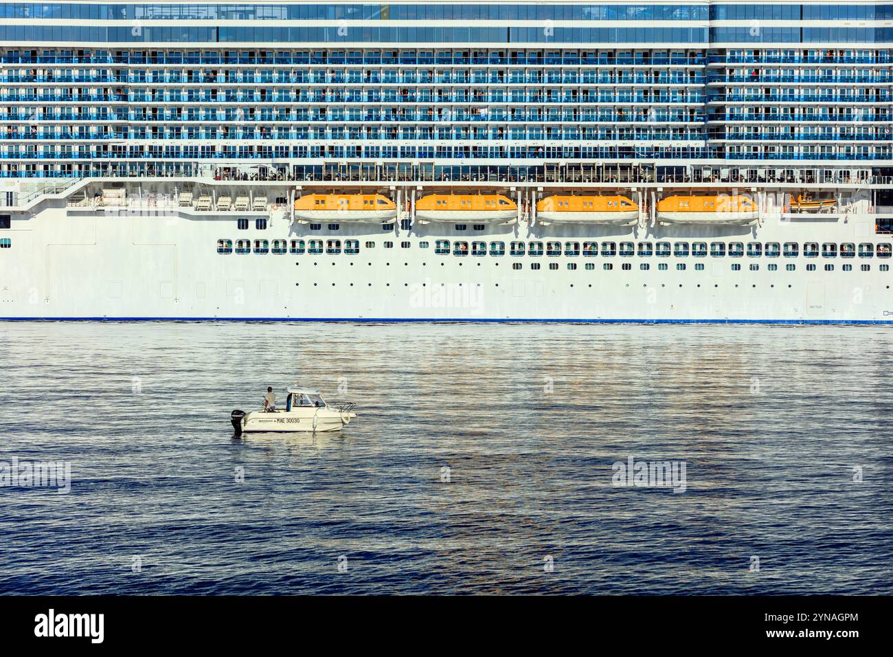 Francia, Bouches du Rhone (13), Marsiglia, Grand Port Maritime, bateau de croisiere Costa Smeralda, petit bateau de peche au Premier plan Foto Stock