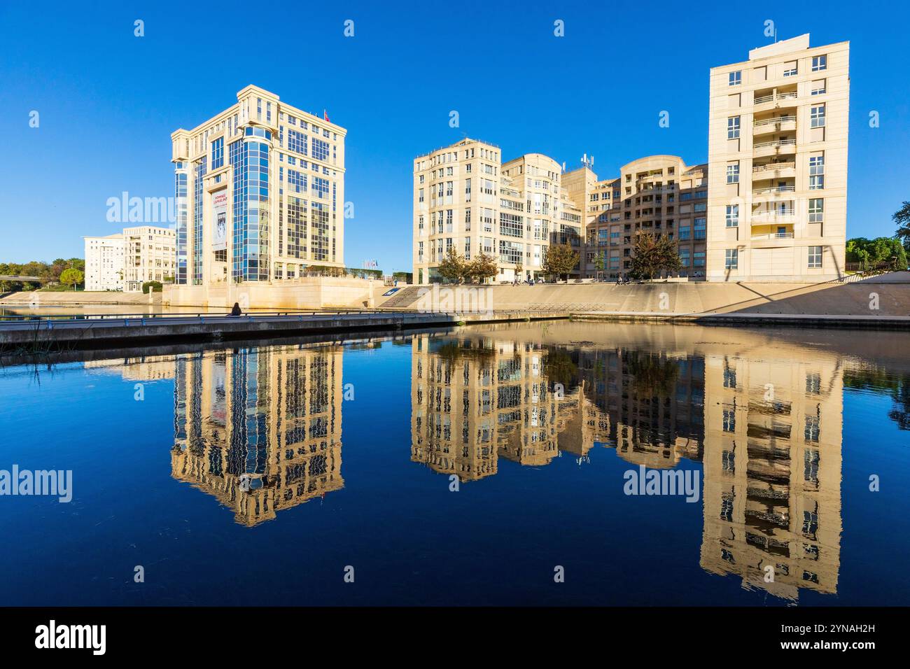 Francia, Herault (34), Montpellier, quartier Antigone concu par l'architecte catalano Ricardo Bofill, l'Hotel de Region, fleuve le Lez Foto Stock