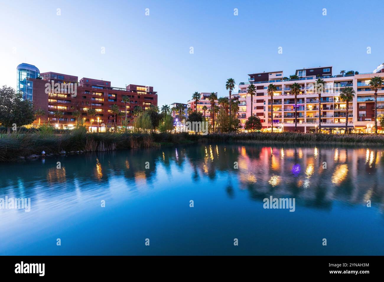 Francia, Herault (34), Montpellier, quartier Port Marianne, logement et bureau autour du bassin Jacques Coeur Foto Stock