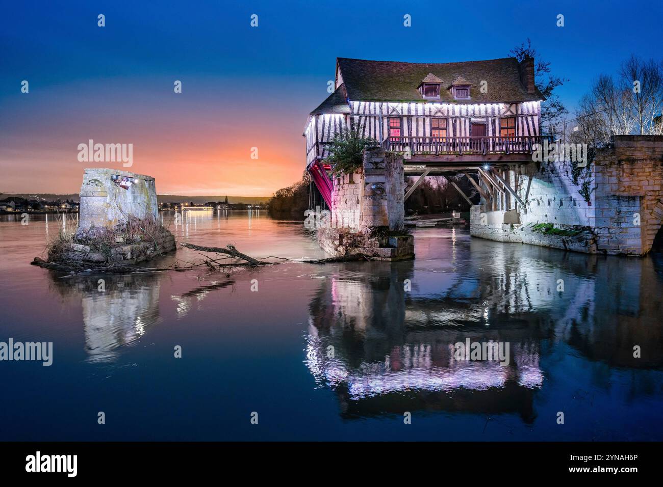 Francia, Eure, Vernon, Vernonnet, il vecchio mulino ad acqua sul ponte medievale Foto Stock