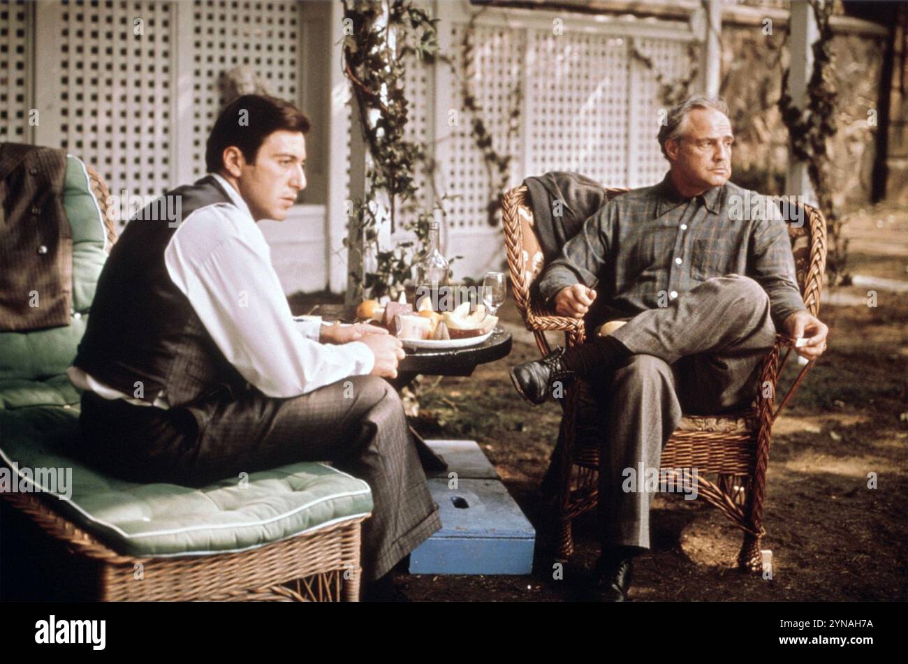 IL PADRINO 1972 film della Paramount Pictures con Marlon Brando a destra nel ruolo di Vito Corleone e al Pacino nel ruolo di Michael Corleone suo figlio più giovane Foto Stock