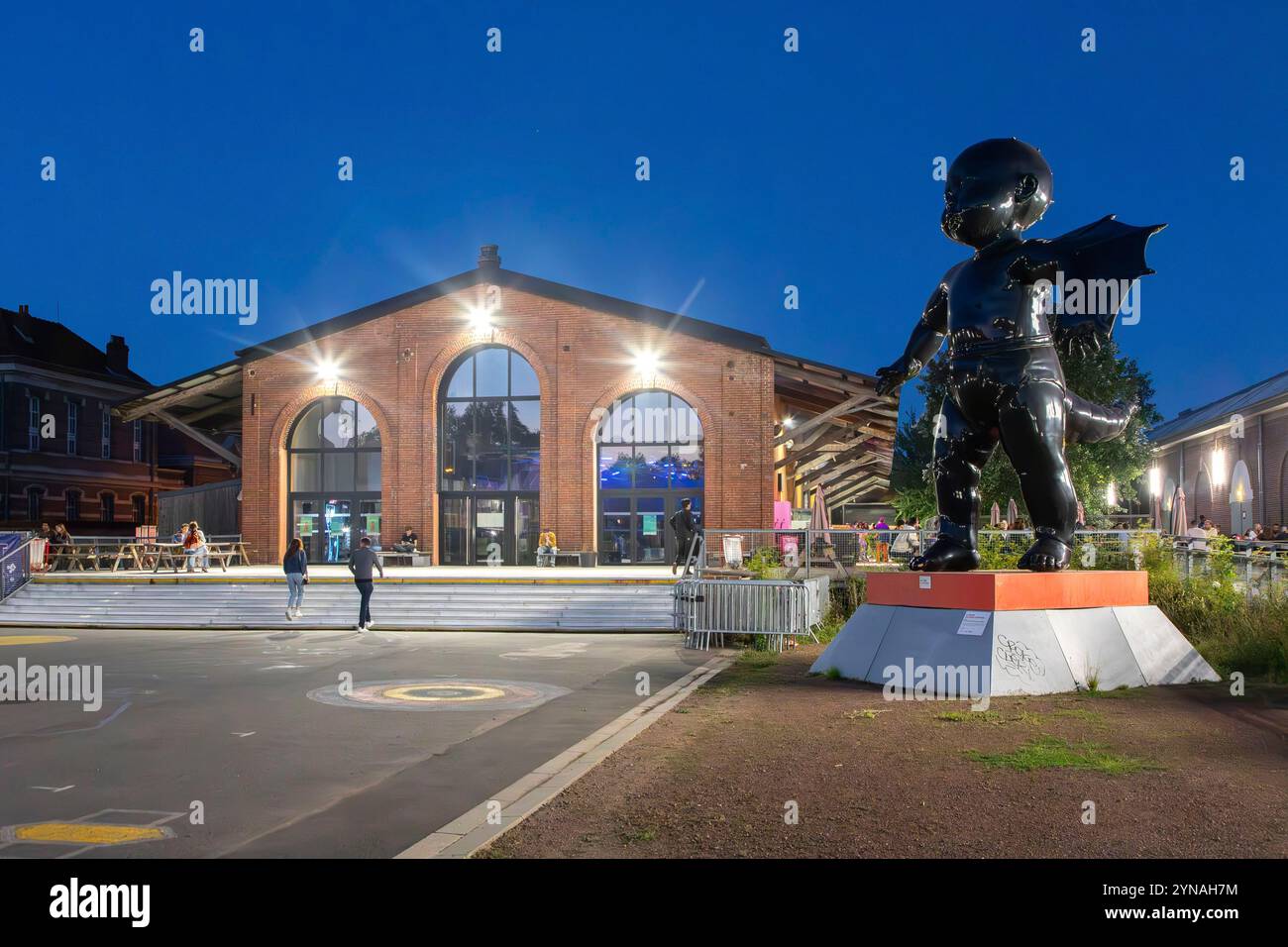Francia, Nord, Lille, Esplanade della stazione Saint Sauveur in montagna con la sua scultura Angelo e diavolo, davanti al Café Saint Sauveur Foto Stock