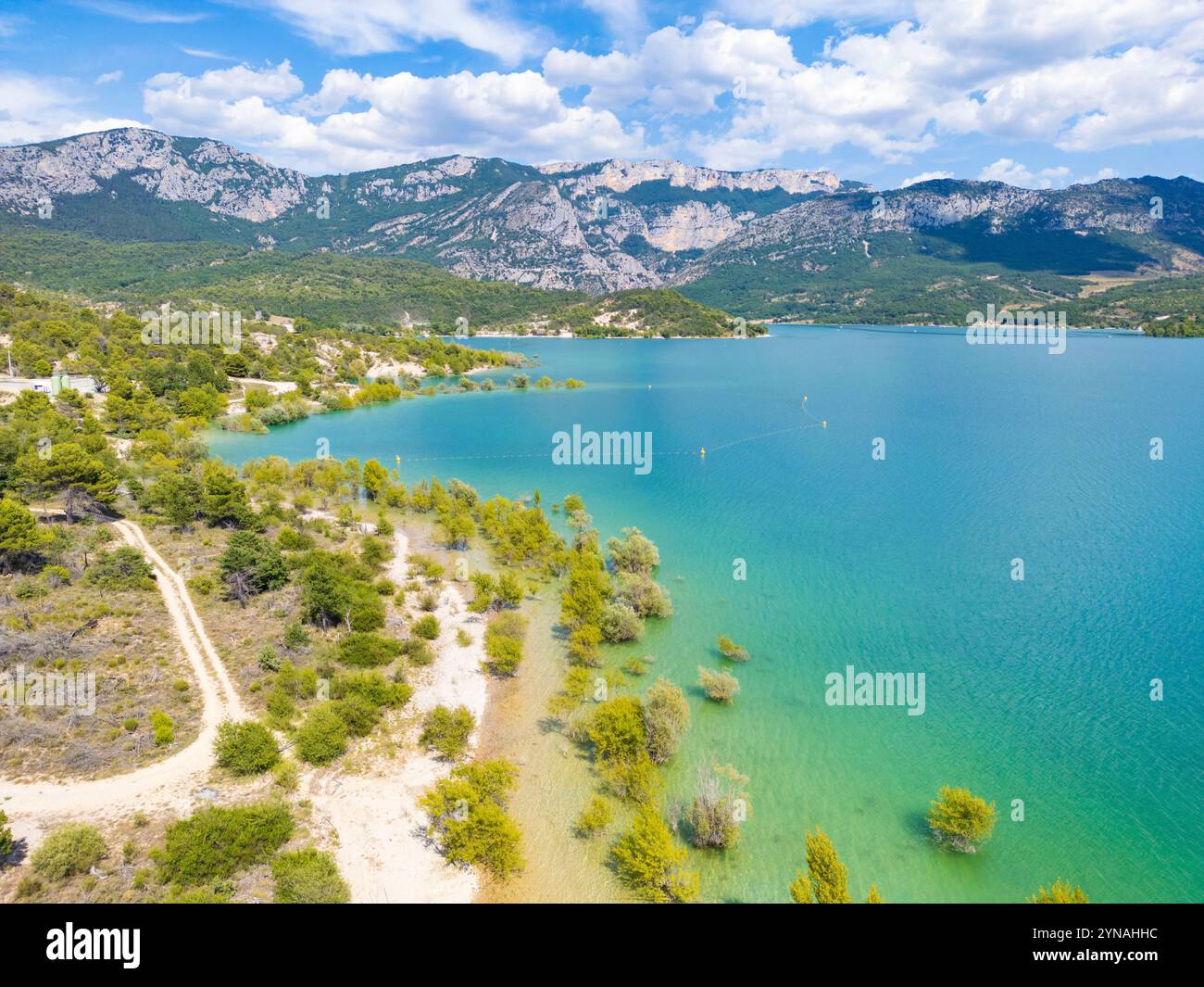 Francia, Alpi dell'alta Provenza, Parc Naturel Regional du Verdon (Parco naturale regionale del Verdon), Moustiers Sainte Marie, Les Plus Beaux Villages de France (i villaggi più belli della Francia), lago Sainte Croix (vista aerea) Foto Stock