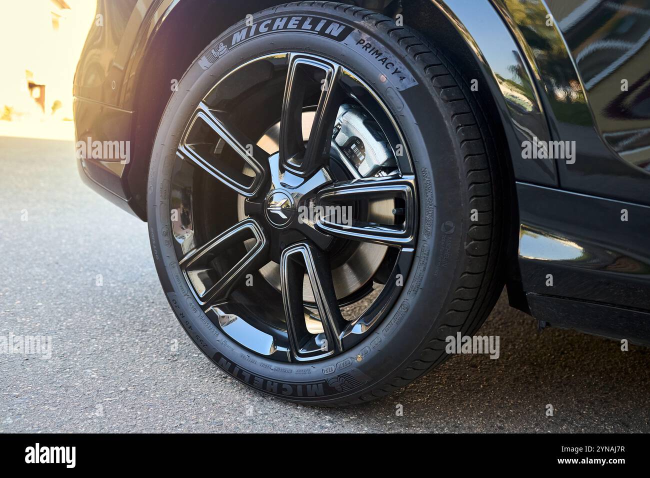 Attenzione selettiva sul lato sinistro dell'elemento decorativo del paraurti anteriore sensore di parcheggio laterale dell'auto di lusso, paraurti Voyah Free i, primo piano con R20 Michelin Pr Foto Stock