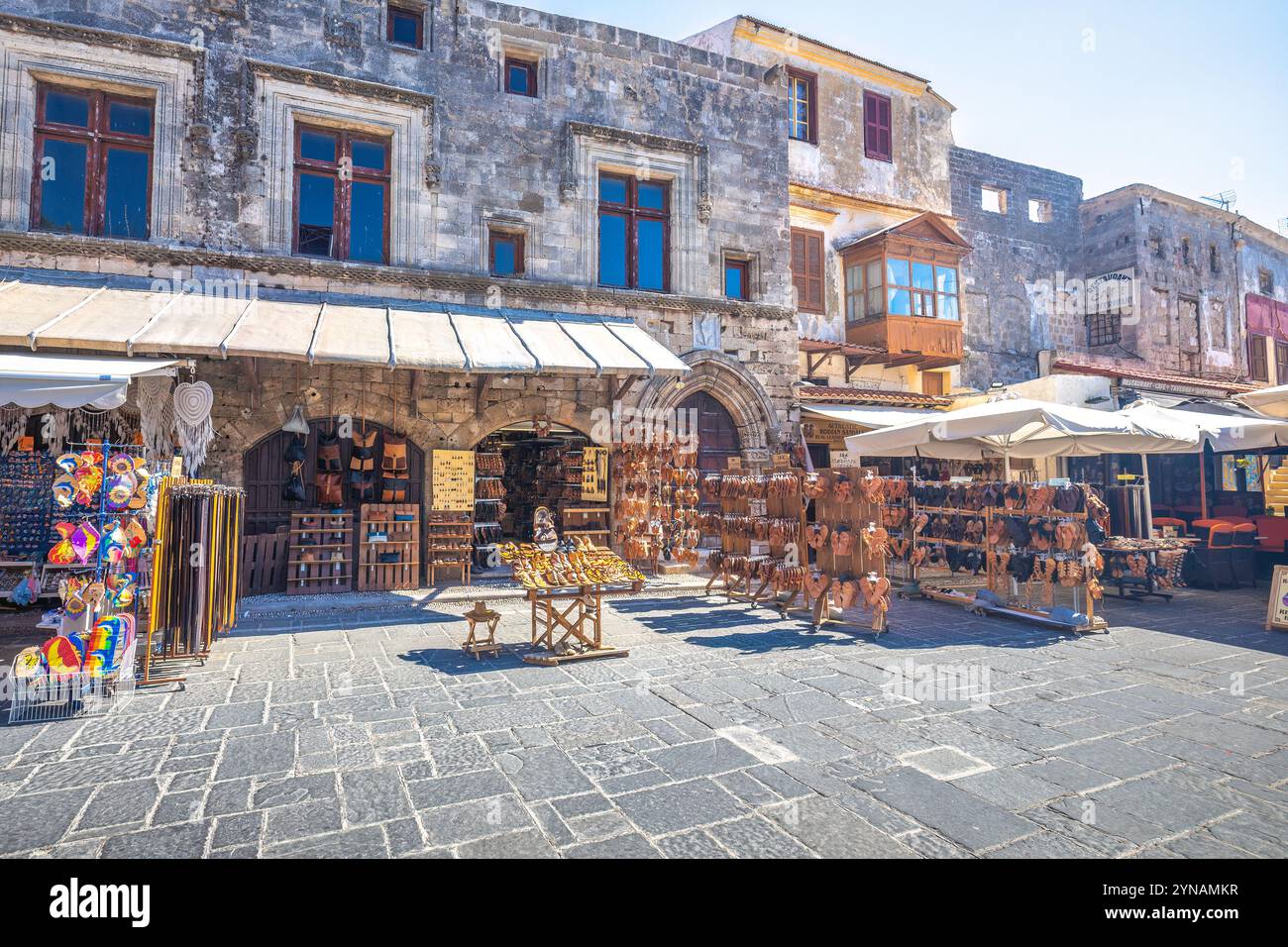 RODI, GRECIA - 7 LUGLIO 2022: Piazza dei Martiri ebrei nel centro storico della città di Rodi. Foto Stock