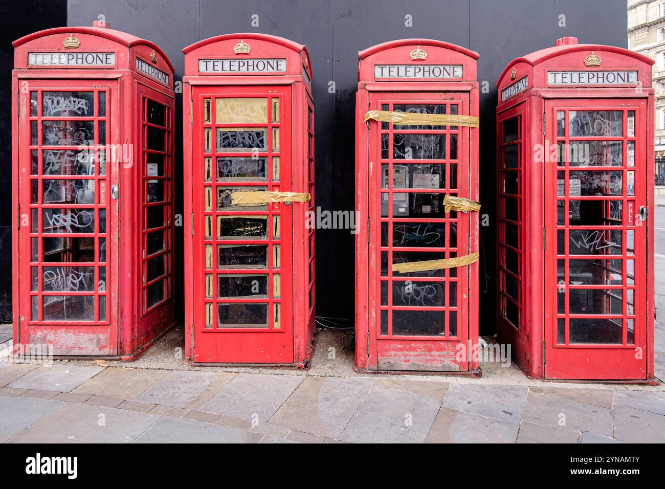 Cabine telefoniche pubbliche rosse dismesse, The Strand, Londra, Regno Unito Foto Stock