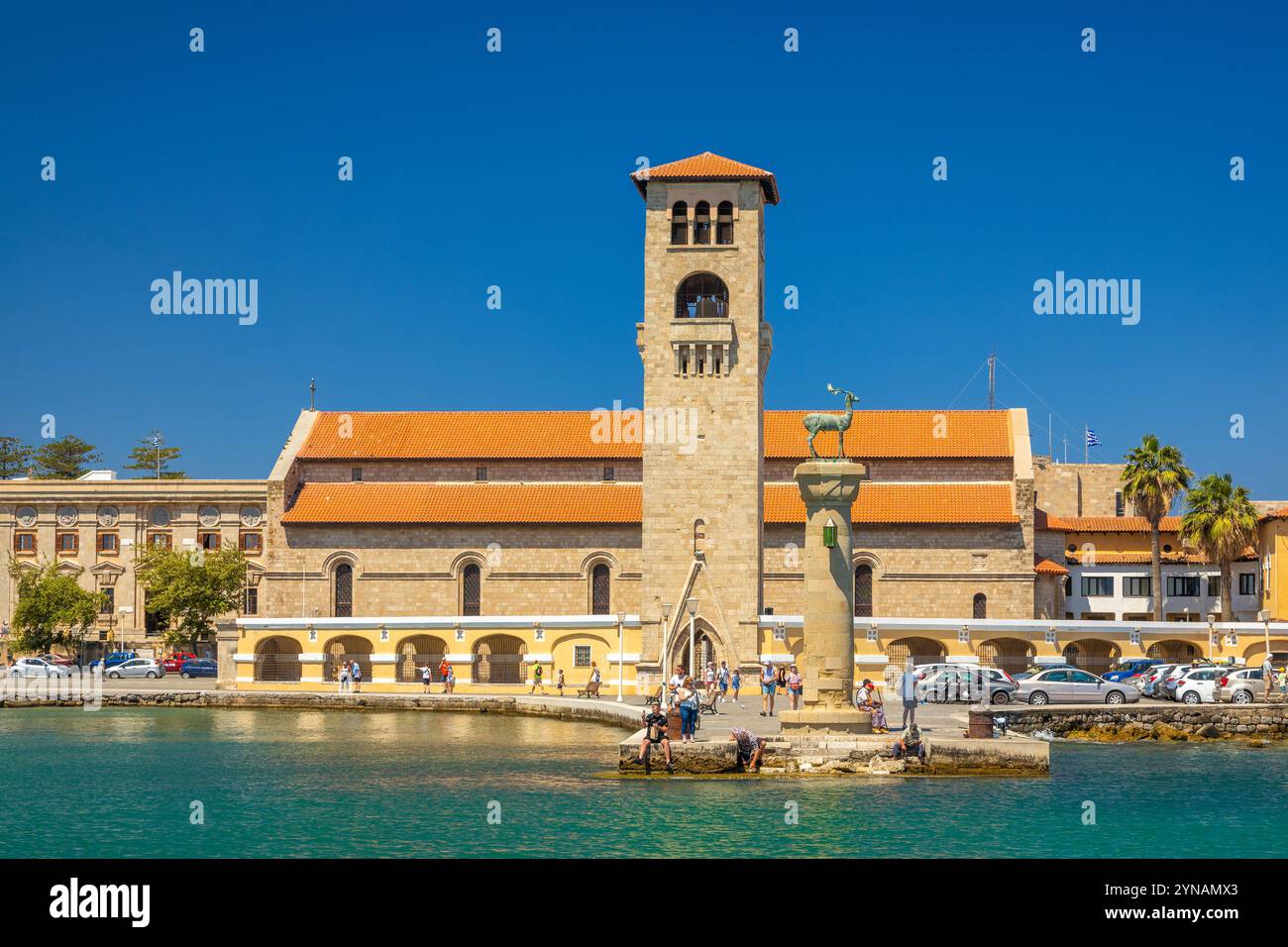 RODI, GRECIA - 7 LUGLIO 2022: Statua del cervo in posizione del colosso di Rodi. Foto Stock