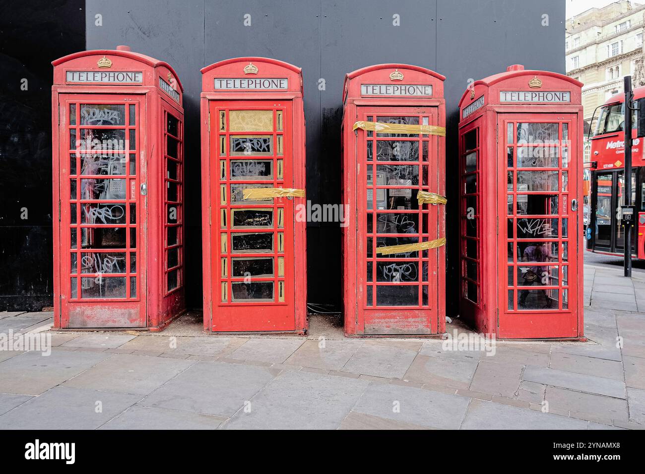 Cabine telefoniche pubbliche rosse dismesse, The Strand, Londra, Regno Unito Foto Stock