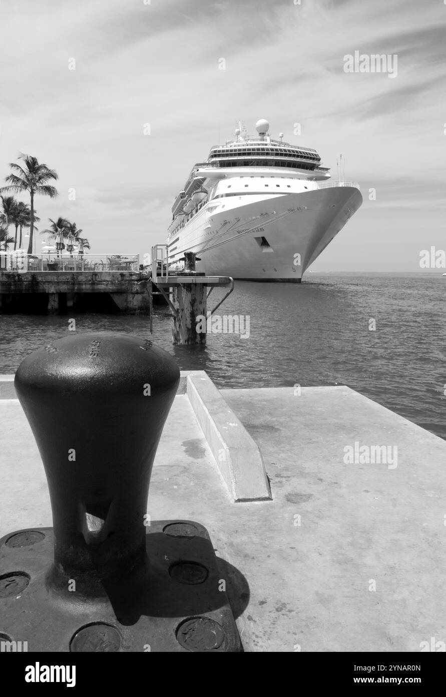 Una lussuosa nave da crociera attraccata a Key West, Florida, USA, con il vibrante scenario dell'isola come sfondo. Foto Stock