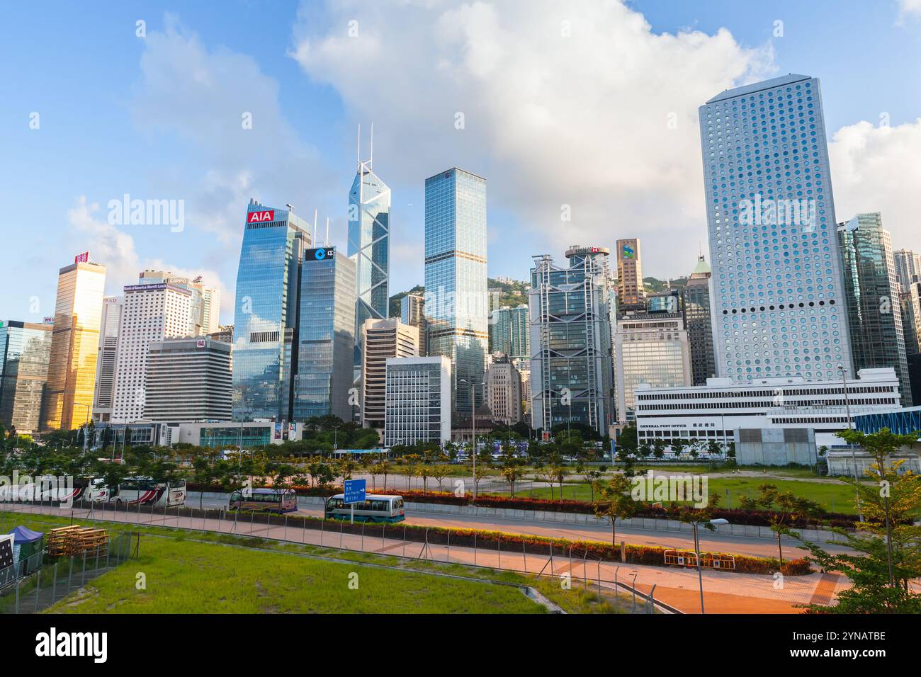 Hong Kong - 11 luglio 2017: Alti edifici per uffici sono sotto il cielo nuvoloso, lo skyline del quartiere centrale di Hong Kong Foto Stock