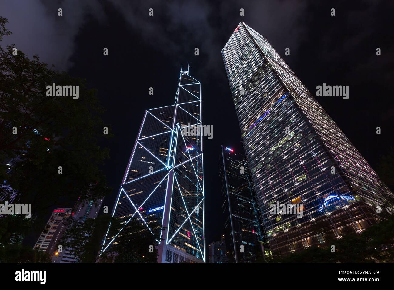 Hong Kong - 19 luglio 2017: I grattacieli sono sotto il cielo notturno buio, alti edifici per uffici. Vista di Queensway Street con la torre Bank of China Foto Stock