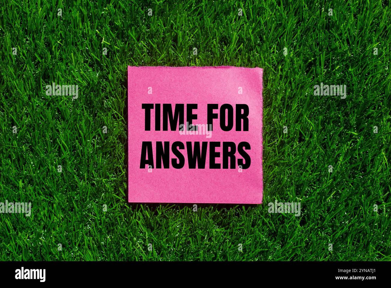 Messaggio Time for Answers scritto su carta rosa strappata con sfondo verde. Simbolo tempo concettuale per le risposte. Copia spazio. Foto Stock