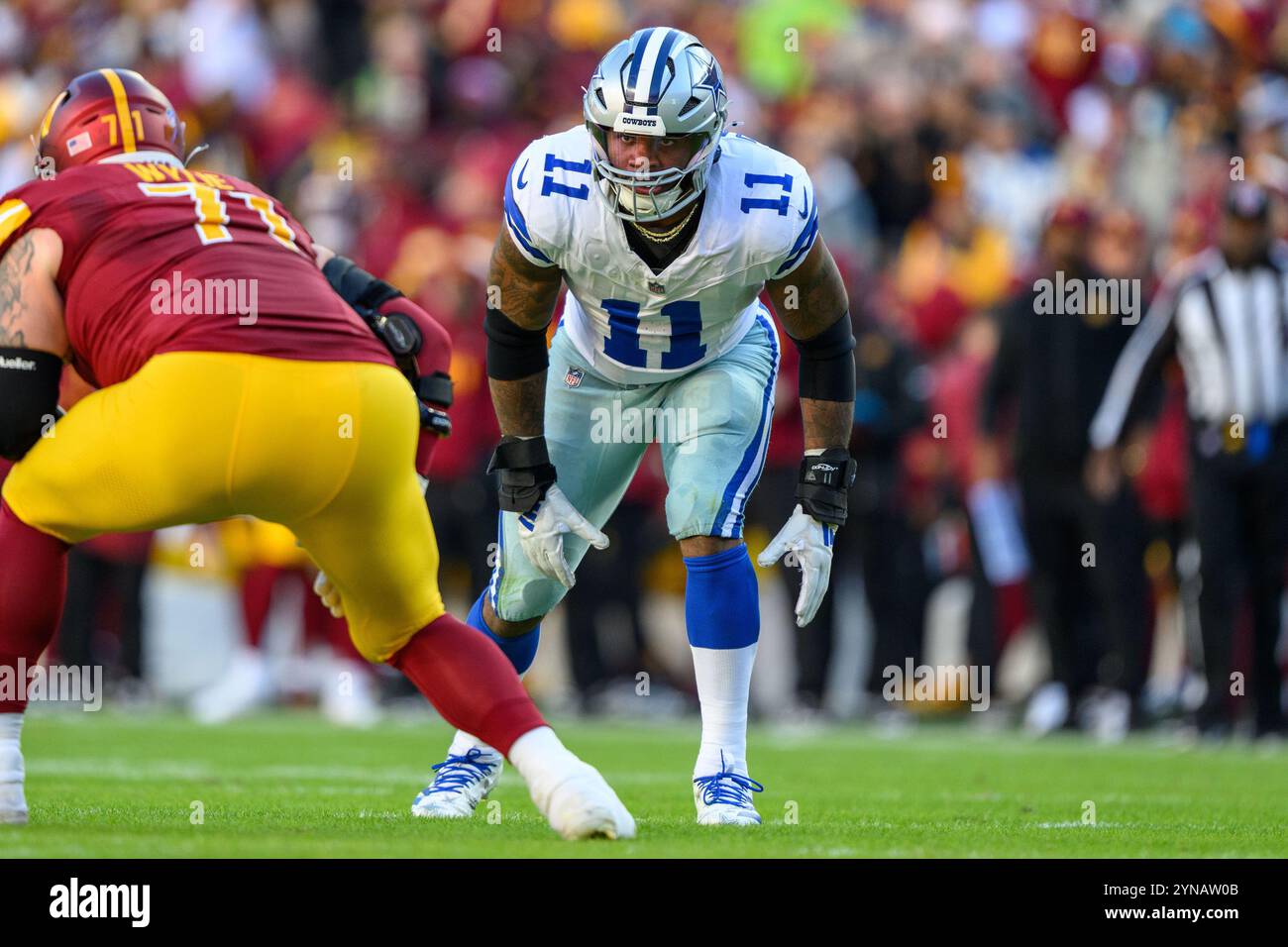 Landover, MD, Stati Uniti. 24 novembre 2024. Il linebacker dei Dallas Cowboys Micah Parsons (11) si trasferisce in posizione durante la partita NFL tra i Dallas Cowboys e i Washington Commanders a Landover, MD. Reggie Hildred/CSM/Alamy Live News Foto Stock