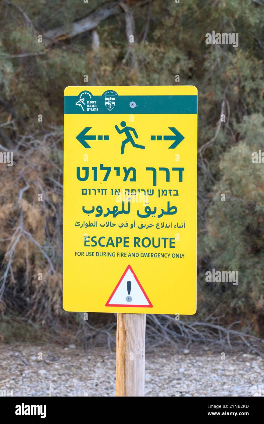 Via di fuga da utilizzare durante il fuoco e l'emergenza solo Un cartello con testo ebraico, arabo e inglese nella riserva naturale Ein Feshkha (Einot Tzukim), Israe Foto Stock