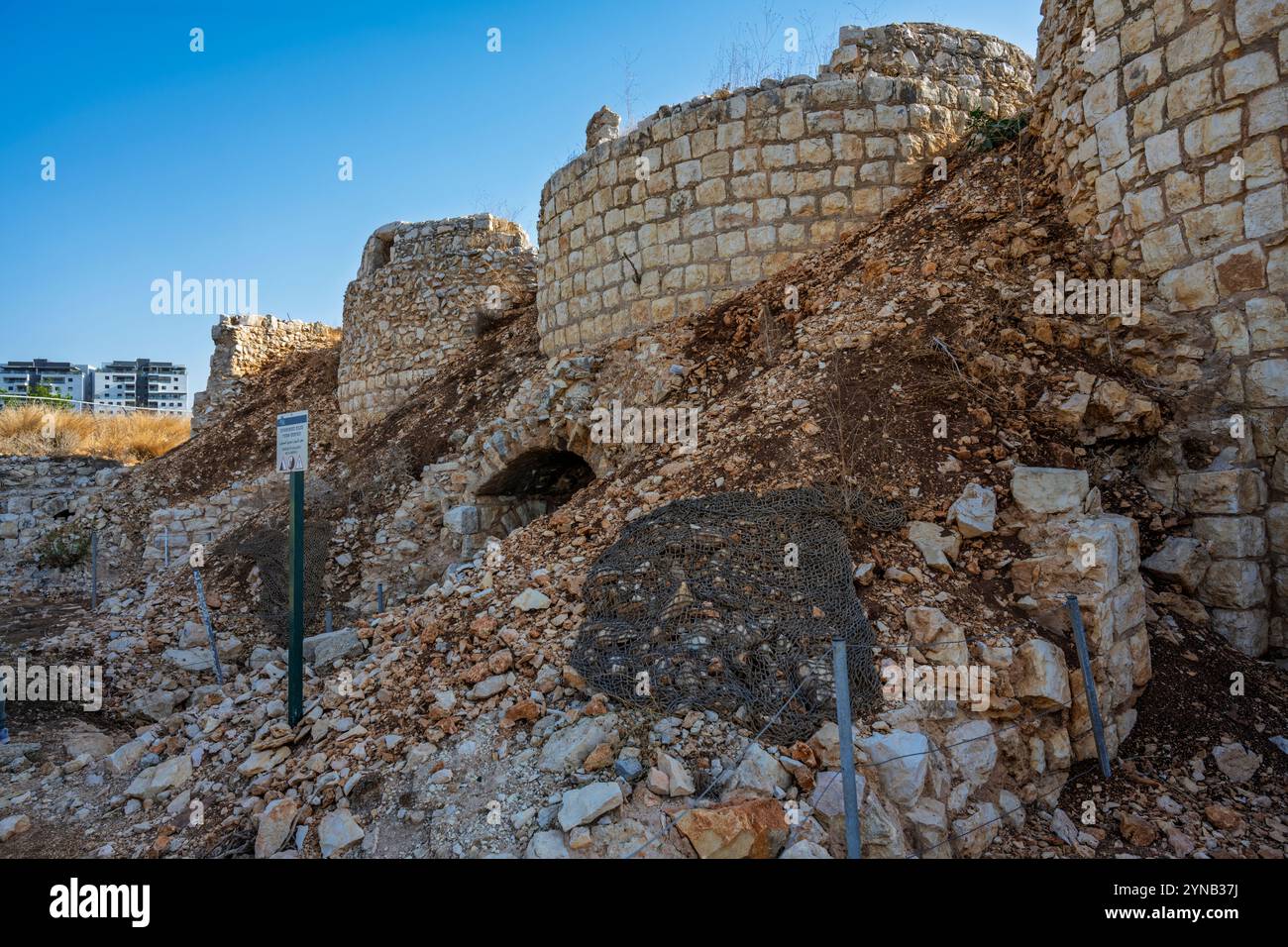 Forno di pietra calcarea utilizzato durante la prima metà del XX secolo in una cava di pietra a Migdal Afek anche Migdal Tzedek nel Parco Nazionale di Mirabel, vicino a Rosh Foto Stock