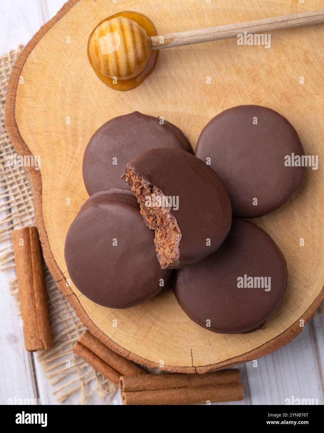 Pao de Mel brasiliano o biscotti al miele ricoperti di cioccolato su un tavolo di legno. Foto Stock