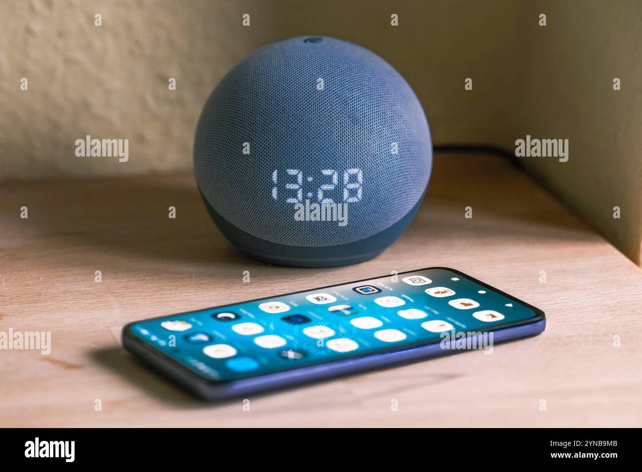 Düsseldorf 25.11.2024 Amazon prime Alexa Echo Dot intelligenter Smarter Lautsprecher Sprachsteuerung Raumüberwachung Datenschutzmassnahmen cloudbasierter Sprachdienst Lauschangriff HomeOffice Spionagesoftware Sprachassistent Wanzen Überwachungssoftware smartphone Android Handy Motorola Handyapps Apps Uhrzeit smart home Düsseldorf Nordrhein-Westfalen Deutschland *** Düsseldorf 25 11 2024 Amazon prime Alexa Echo Dot smart control smart Security Security Security Security Security Security Security Security Security Foto Stock