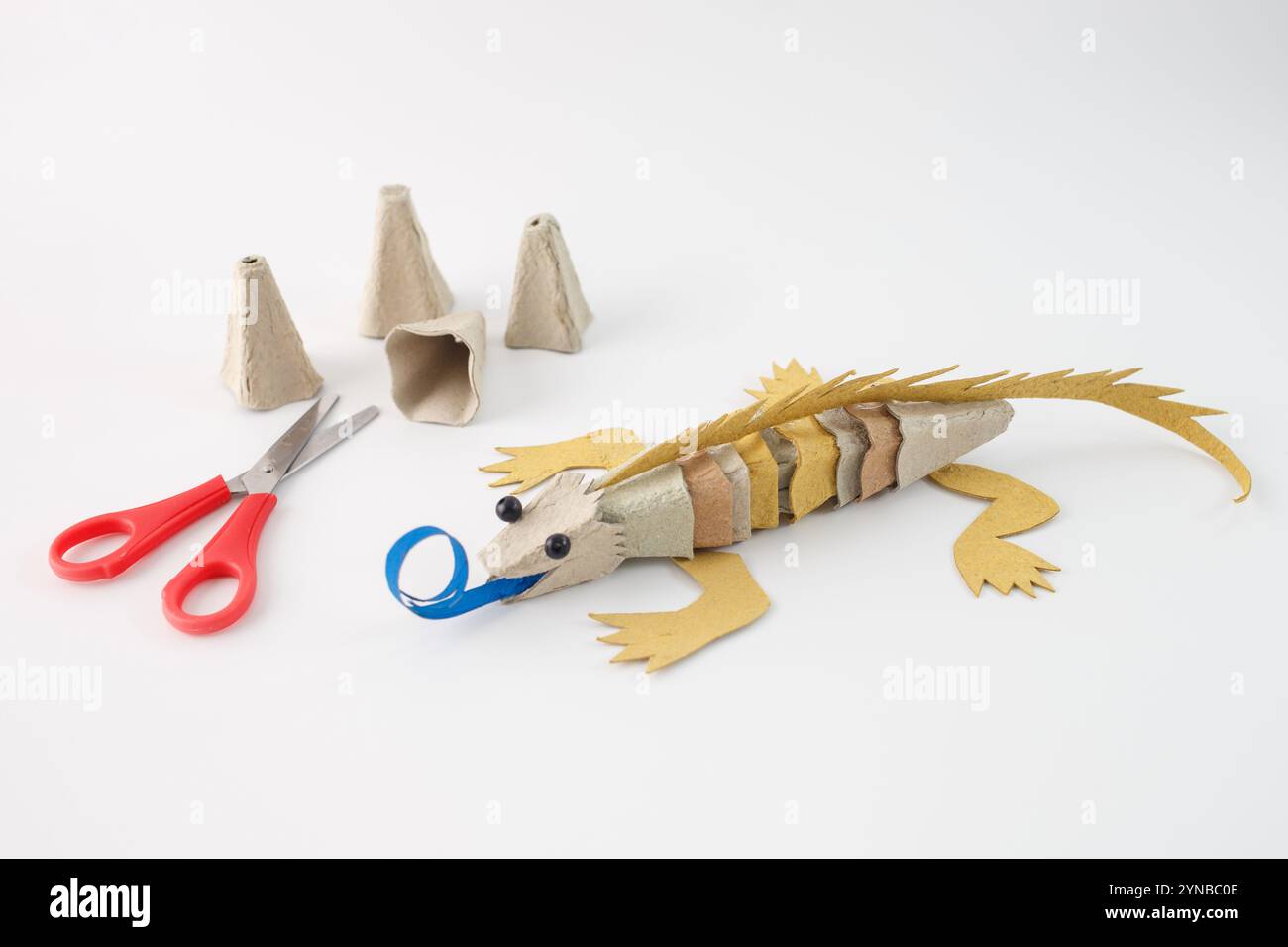 Artigianato Lizard con materiali riciclati, cartoni e cartone per uova, guida passo-passo, eco-compatibile, progetto fai-da-te, colori vivaci, artigianato educativo, fu Foto Stock