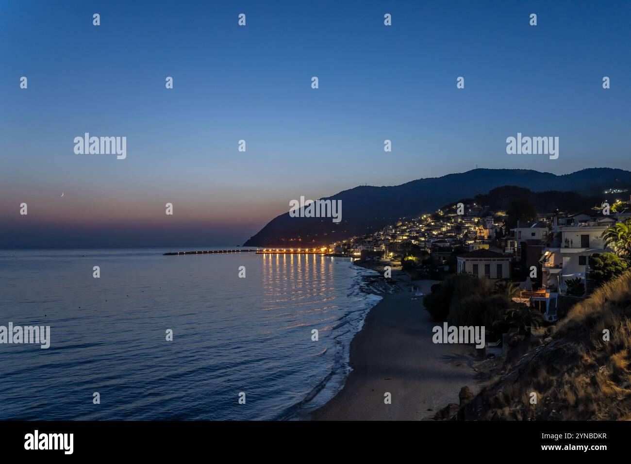 Il villaggio di pescatori di Plomari, situato nella parte meridionale dell'isola di Lesbo, Lesbo o Lesbo, è un'isola greca situata nel Mar Egeo nord-orientale Foto Stock