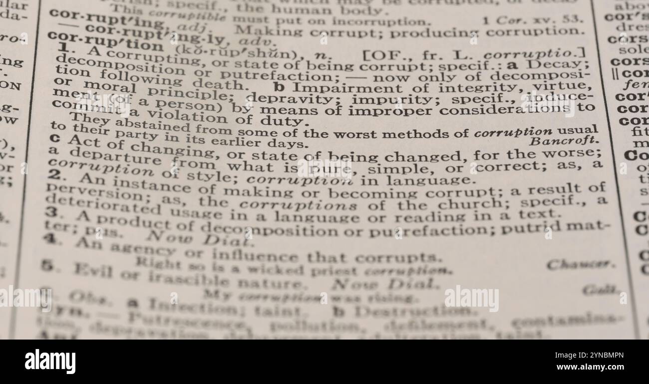 Un primo piano selettivo sulla definizione di corruzione e corruzione nel New International Dictionary of the English Language Second Edi di Webster Foto Stock