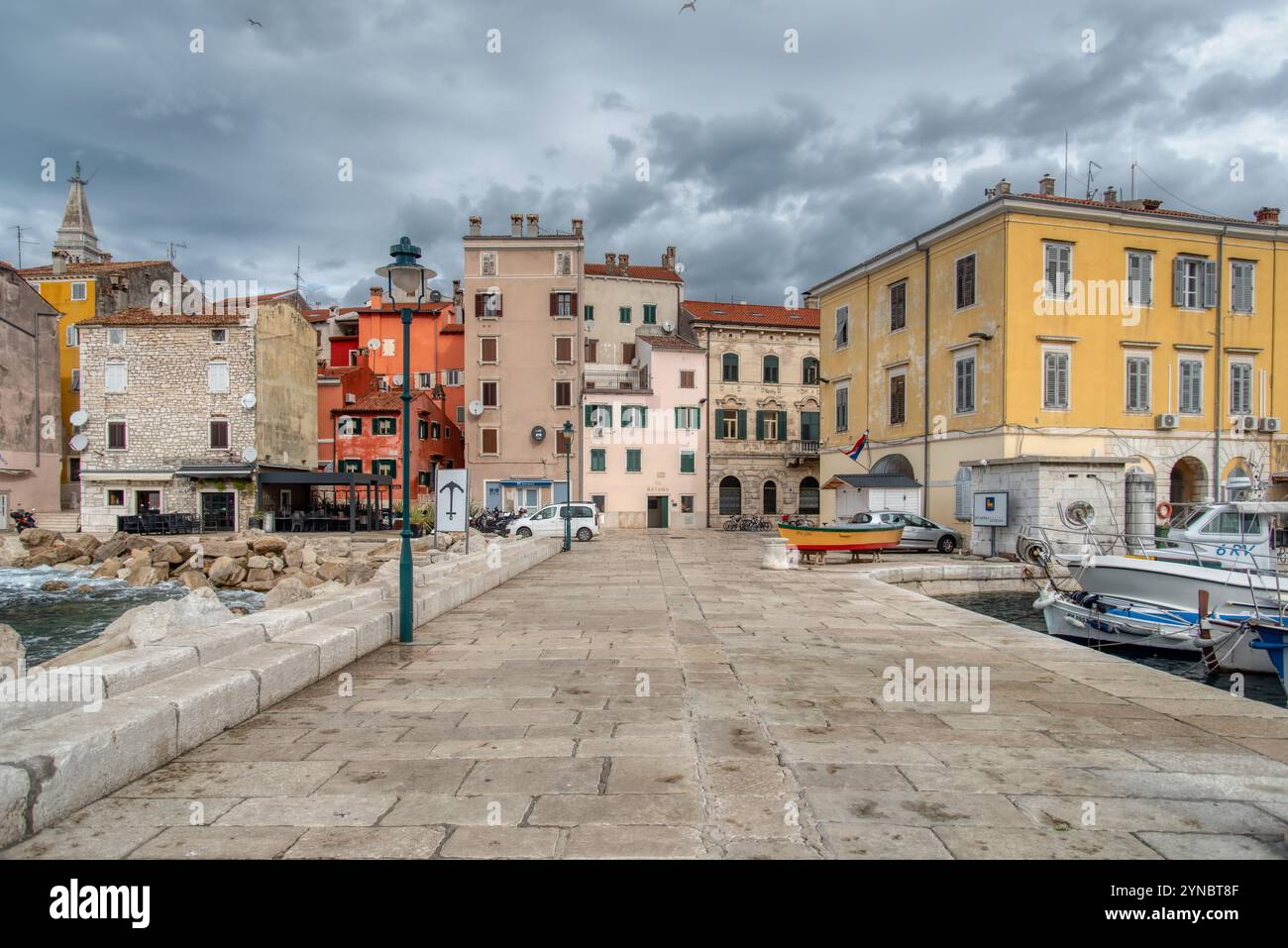 Meravigliosa città vecchia romantica sul mare Adriatico. Barche e yacht nel porto nella magica estate. Rovigno. Istria. Croazia. Europa. Foto Stock