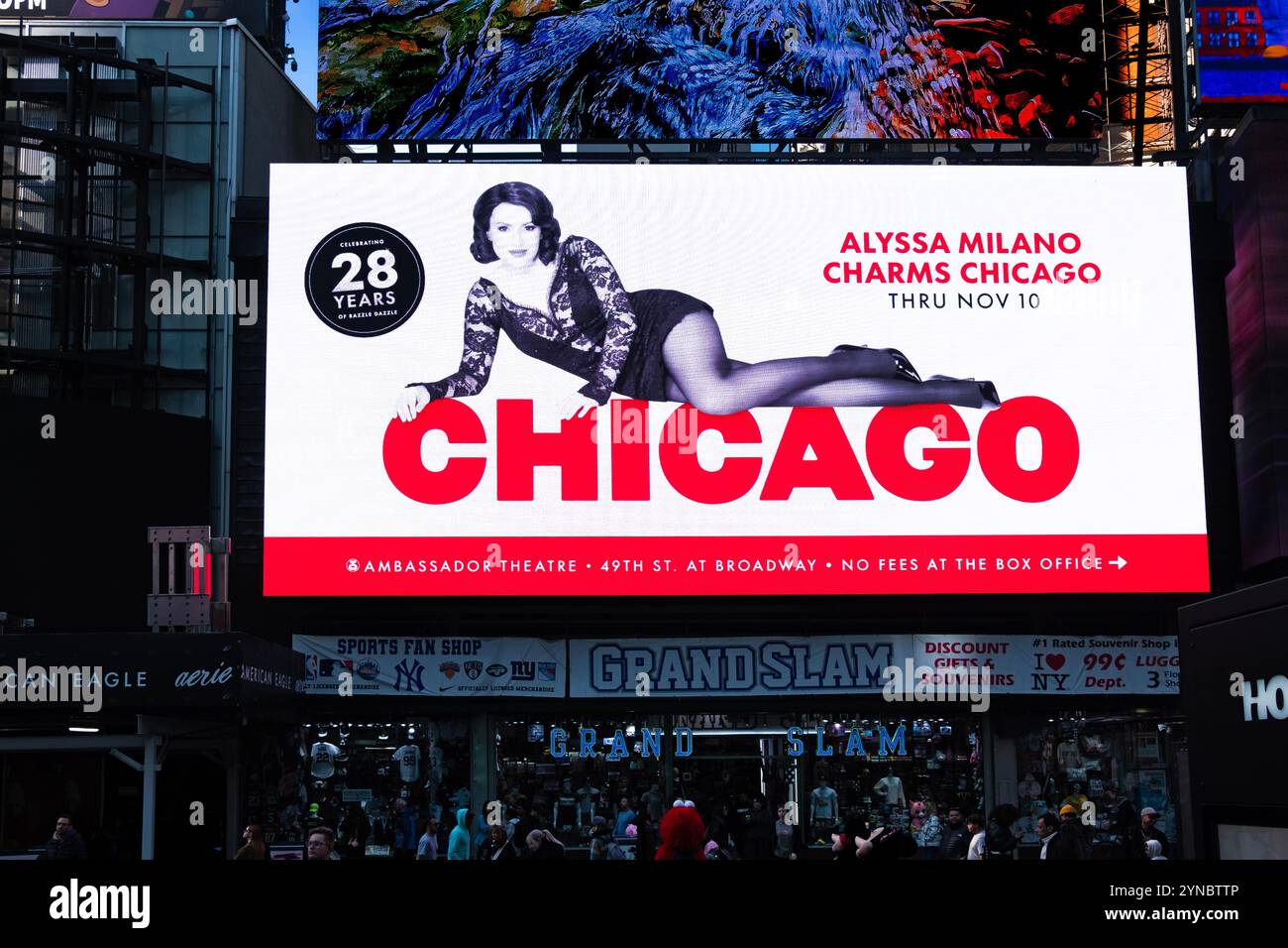 Un cartellone digitale molto grande che pubblicizza il Broadway Musical Chicago, ora interpretato da Alyssa Milano. A Times Square, manhattan, New York. Foto Stock