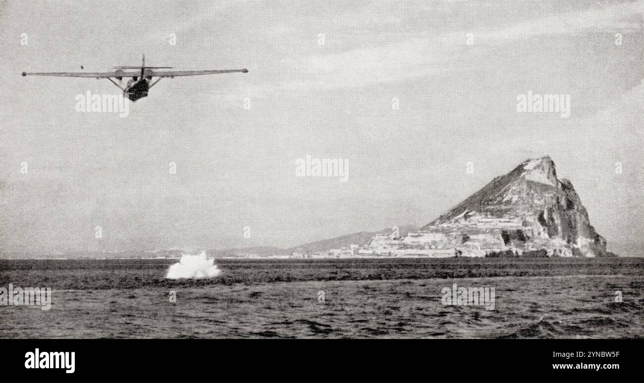 Un PBY Catalina addestrato con bombe fumogene al largo di Gibilterra durante la seconda guerra mondiale. Da Wings of War, pubblicato nel 1942. Foto Stock