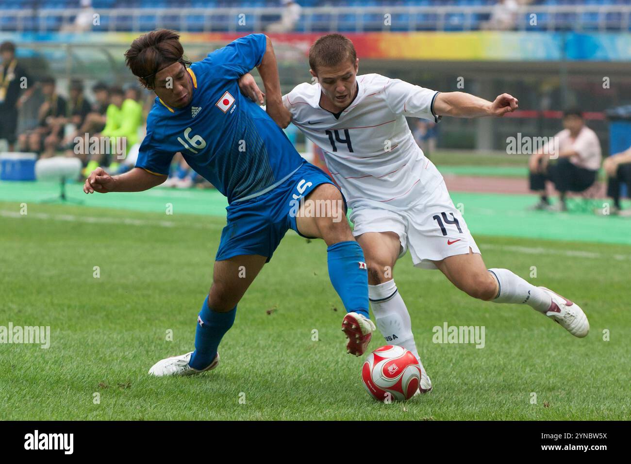 TIANJIN, CINA - 7 AGOSTO: Takuya Honda del Giappone (l) difende contro gli USA Robbie Rogers (r) durante una partita al torneo di calcio dei Giochi Olimpici di Pechino 7 agosto 2008 allo stadio Tianjin Olympic Sports Center di Tianjin, Cina. Solo per uso editoriale. (Fotografia di Jonathan Paul Larsen / Diadem Images) Foto Stock