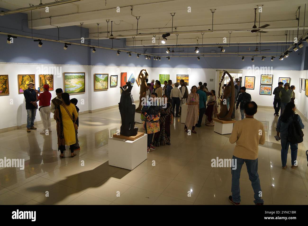 Kolkata, India, 25 novembre 2024. La 55a Mostra annuale di Pittura, Scultura e disegno è stata inaugurata il 25 novembre 2024 presso l'Accademia di Belle Arti Organizzato dall'Orchestra dei pittori di Calcutta, l'evento mette in mostra le opere di artisti acclamati Biraj Kumar Paul, Dibyendu Basu, Dr. Bibekananda Mukherjee, Jahar Dasgupta, Manasi Mitra, Partha Pratim Deb, Santanu Bhattacharya, Sisir Ranjan Tikadar, Swapan Kumar Saha, shyamal Mukherjee, Bijoy Basak e Pulak Das. La mostra, che abbraccia la Central e la North Gallery, si terrà fino al 1° dicembre, offrendo una vivace celebrazione dell'artista Foto Stock