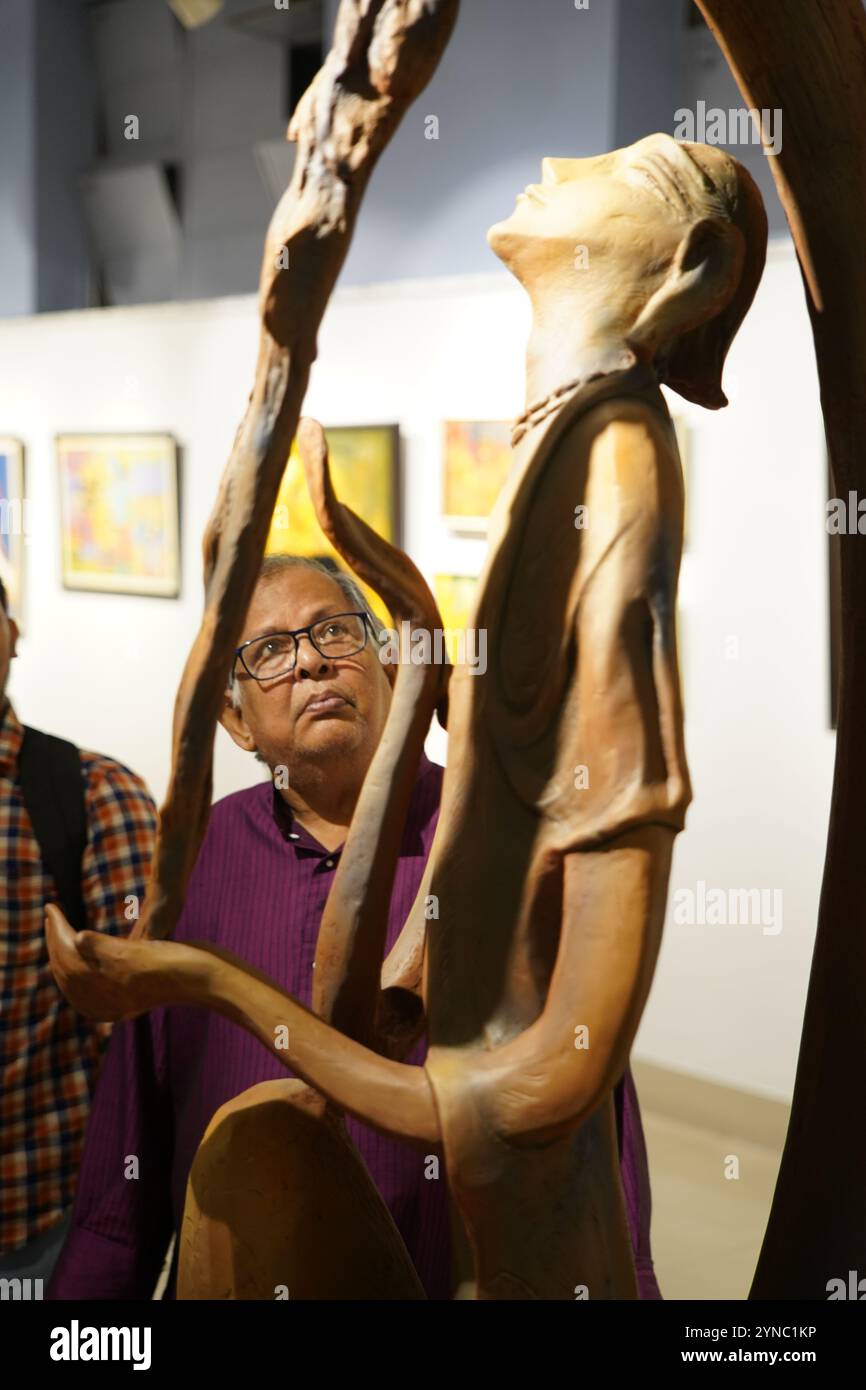 Kolkata, India, 25 novembre 2024. La 55a Mostra annuale di Pittura, Scultura e disegno è stata inaugurata il 25 novembre 2024 presso l'Accademia di Belle Arti Organizzato dall'Orchestra dei pittori di Calcutta, l'evento mette in mostra le opere di artisti acclamati Biraj Kumar Paul, Dibyendu Basu, Dr. Bibekananda Mukherjee, Jahar Dasgupta, Manasi Mitra, Partha Pratim Deb, Santanu Bhattacharya, Sisir Ranjan Tikadar, Swapan Kumar Saha, shyamal Mukherjee, Bijoy Basak e Pulak Das. La mostra, che abbraccia la Central e la North Gallery, si terrà fino al 1° dicembre, offrendo una vivace celebrazione dell'artista Foto Stock