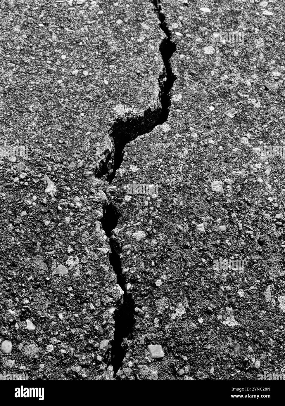 Pavimento in cemento incrinato: Concetto di terremoto dopo la morte Foto Stock