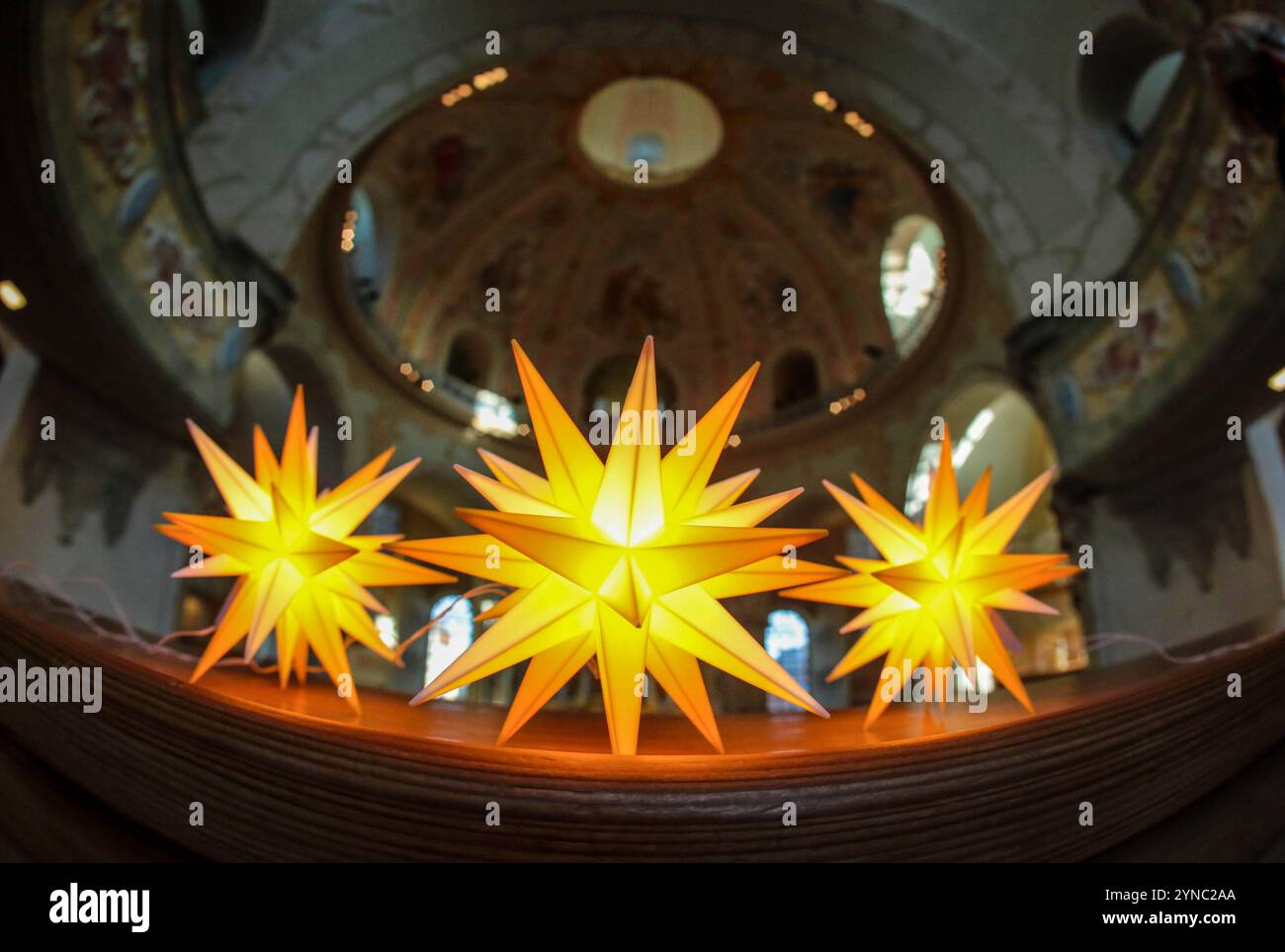 Praesentation der neuen Herrnhuter Sterne Edition Frauenkirche Dresden in der Frauenkirche a Dresda foto vom 25.11.2024. DAS Modell Frauenkirche Dresden der ostsaechsischen Herrnhuter Sterne GmbH leuchtet in den Farben gelb und weiss. Anlass ist die 20-jaehrige Zusammenarbeit der Stiftung Frauenkirche Dresden und der Herstellerin der traditionsreichen Herrnhuter Sterne. Bereits 2004, ein Jahr vor der feierlichen Weihe der wiederaufgebauten Dresdner Frauenkirche, stellte die Herrnhuter firma eine Sonderanfertigung fuer die Frauenkirche Her, einen Stern in Gelb mit einem Durchmesser von 1,90 M. Foto Stock