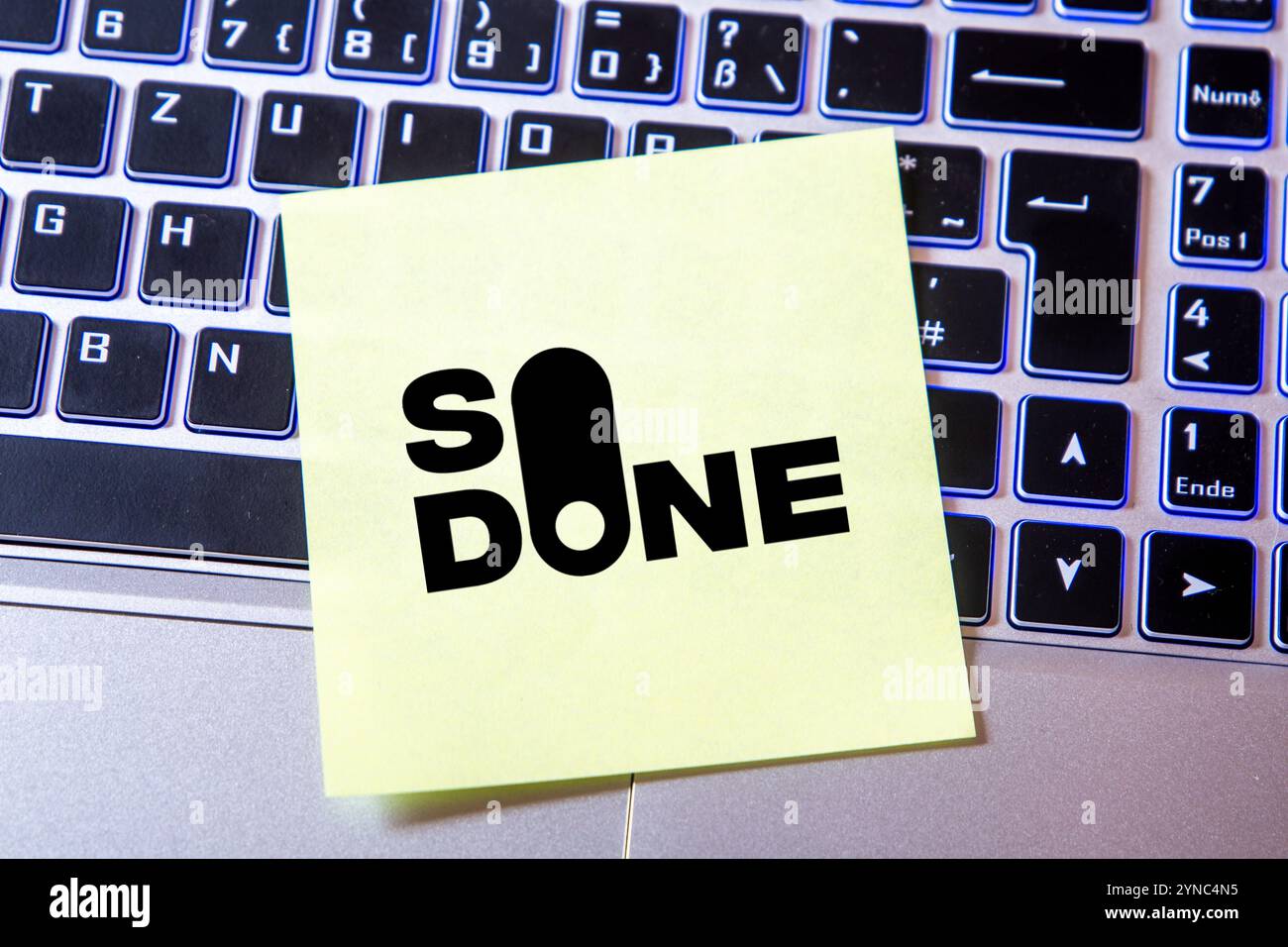 Blocco note con il logo SO DONE su un notebook (composizione). SO DONE è un portale di reporting specializzato in tecnologia A.I. per trovare post su Internet. Va Foto Stock