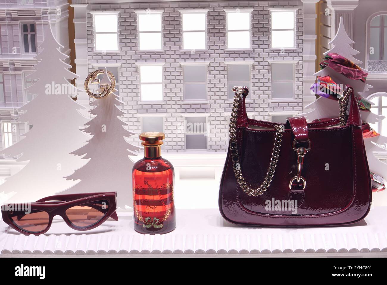 BORSA, OCCHIALI E PROFUMO GUCCI PER DONNA IN MOSTRA ALL'INTERNO DELLA BOUTIQUE DI MODA Foto Stock