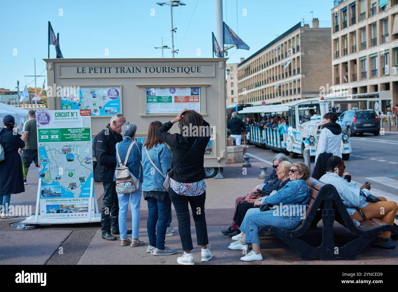 Marsiglia. Francia - 25 novembre 2024: Una scena movimentata al Porto Vecchio di Marsiglia mentre la gente aspetta il treno turistico. Lo storico Vieux-Port ser Foto Stock