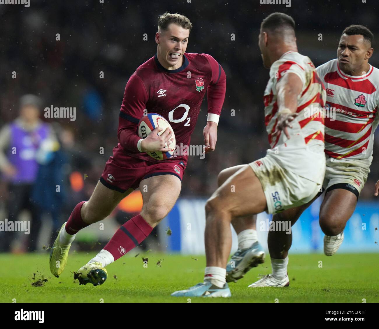 24 novembre 2024; Allianz Stadium, Londra, Inghilterra: Autumn Rugby International, Inghilterra contro Giappone; Tom Roebuck dell'Inghilterra corre con la palla Foto Stock