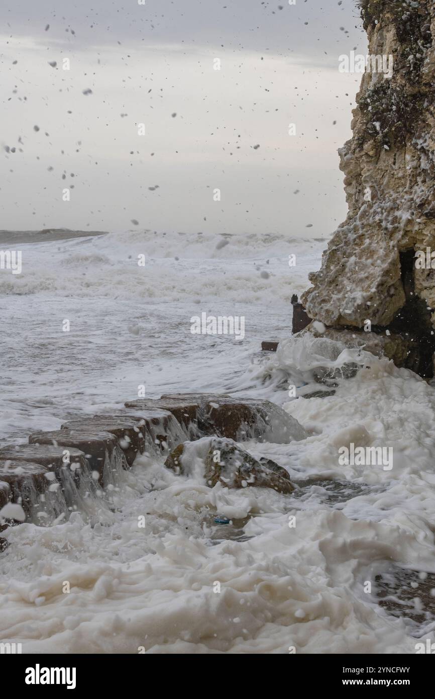 Onde che si infrangono sulle rocce della baia di Freshwater sull'isola di wight durante una tempesta invernale con mare agitato e mare agitato, tempesta invernale isola di wight. Foto Stock