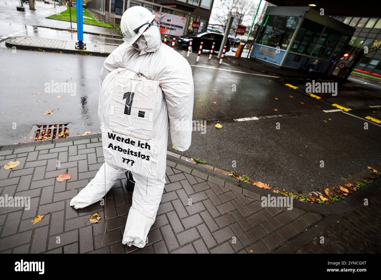 Duisburg, Germania. 25 novembre 2024. Una figura di operaio siderurgico con le parole "sarò disoccupato???” Di fronte all'ingresso dell'acciaieria ThyssenKrupp di Duisburg. La più grande azienda siderurgica tedesca, ThyssenKrupp Steel Europe, prevede di tagliare diverse migliaia di posti di lavoro nei prossimi anni. Crediti: Christoph Reichwein/dpa/Alamy Live News Foto Stock