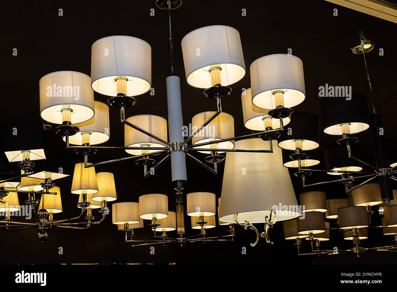 Lampadari di eleganza moderna nello showroom del negozio. Vendita Foto Stock