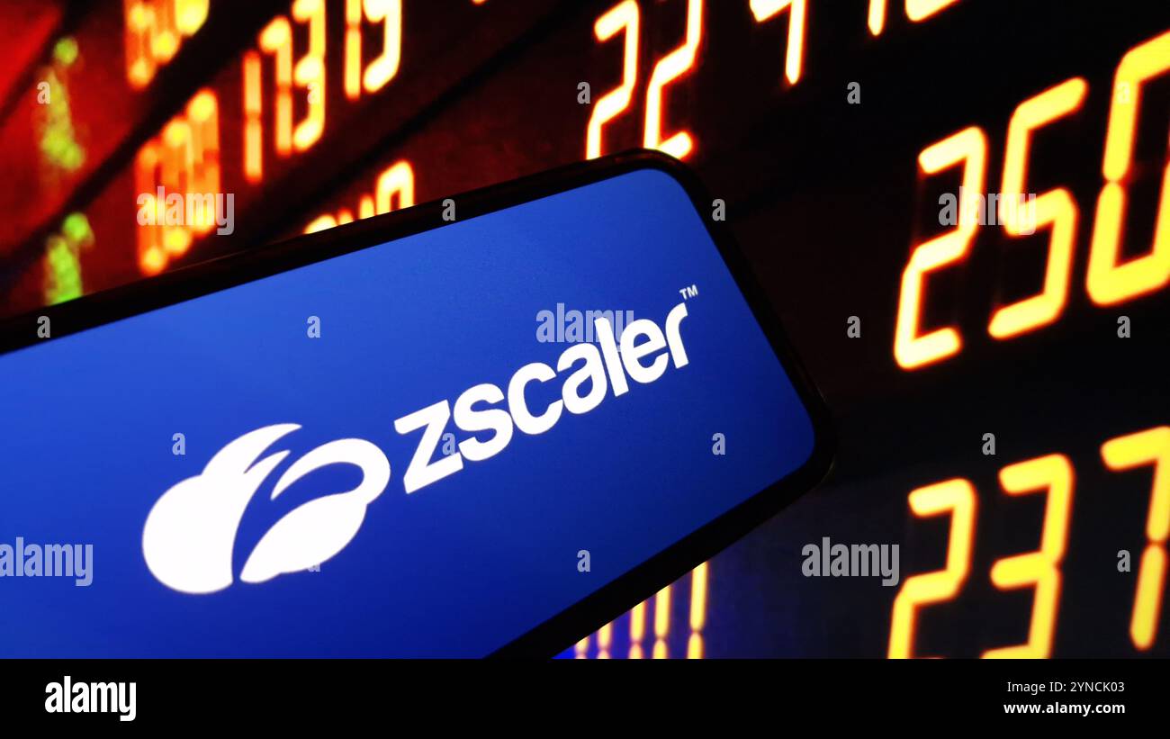 Konskie, Polonia - 24 novembre 2024: Logo della società Zscaler visualizzato sul cellulare Foto Stock