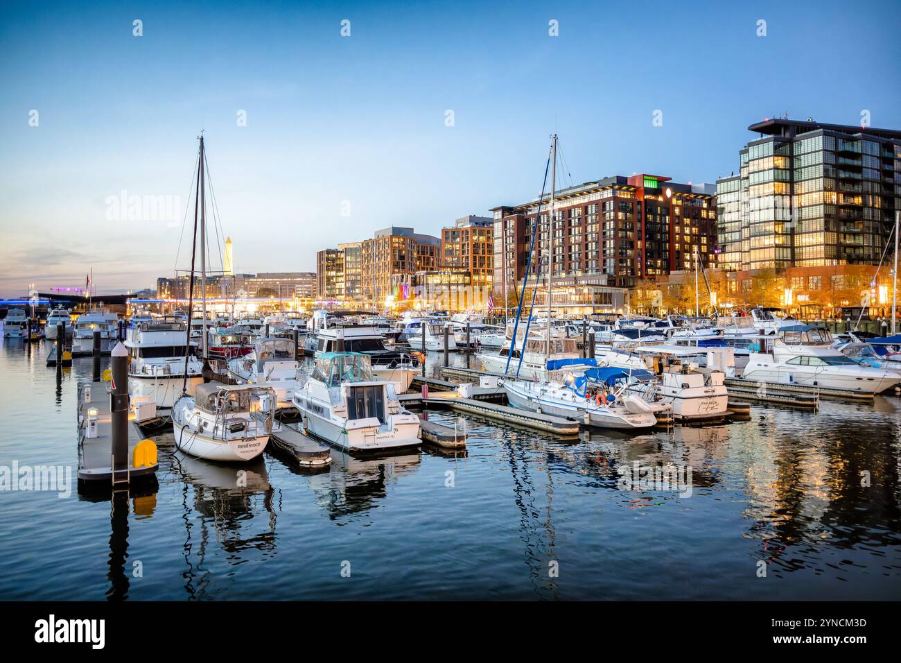 The Wharf Marina Boats Washington DC // WASHINGTON DC - le barche riposano presso i loro ormeggi nella moderna marina del Wharf lungo il canale di Washington. La struttura del porticciolo comprende 450 scivoli che ospitano imbarcazioni di varie dimensioni all'interno del rinnovato quartiere Southwest Waterfront. Il lungomare combina strutture per la nautica da diporto con servizi urbani lungo il canale di Washington. Foto Stock