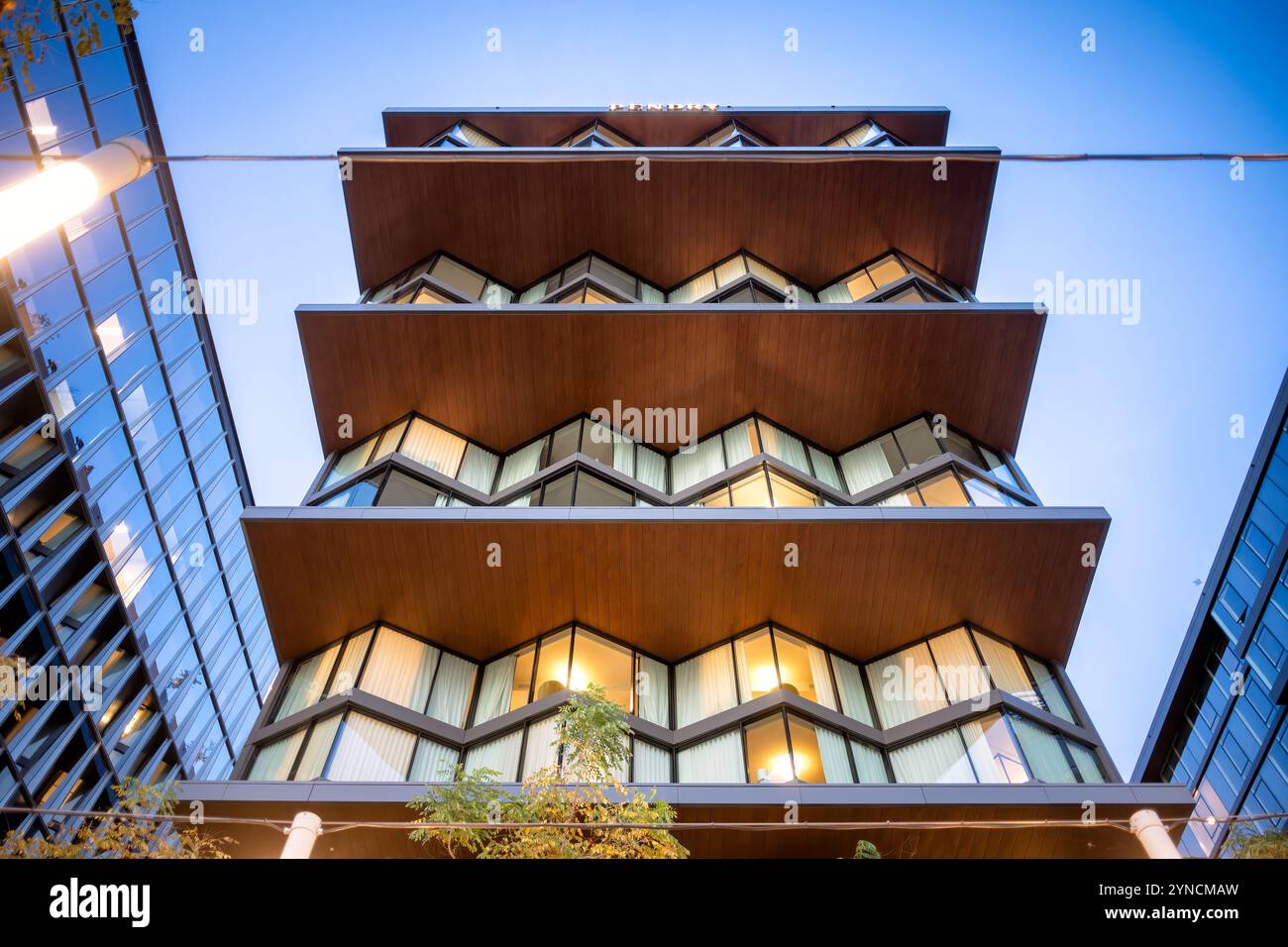 WASHINGTON DC, Stati Uniti - l'hotel Pendry Washington DC si erge come una destinazione di lusso per l'ospitalità all'interno dello sviluppo del Wharf lungo il canale di Washington. L'hotel con 131 camere, aperto nel 2022, presenta un'architettura e un design contemporanei che riflettono l'ambiente sul lungomare. La struttura include tre ristoranti, un centro benessere e spazi per riunioni all'interno del complesso di edifici ad uso misto sul lungomare. Foto Stock