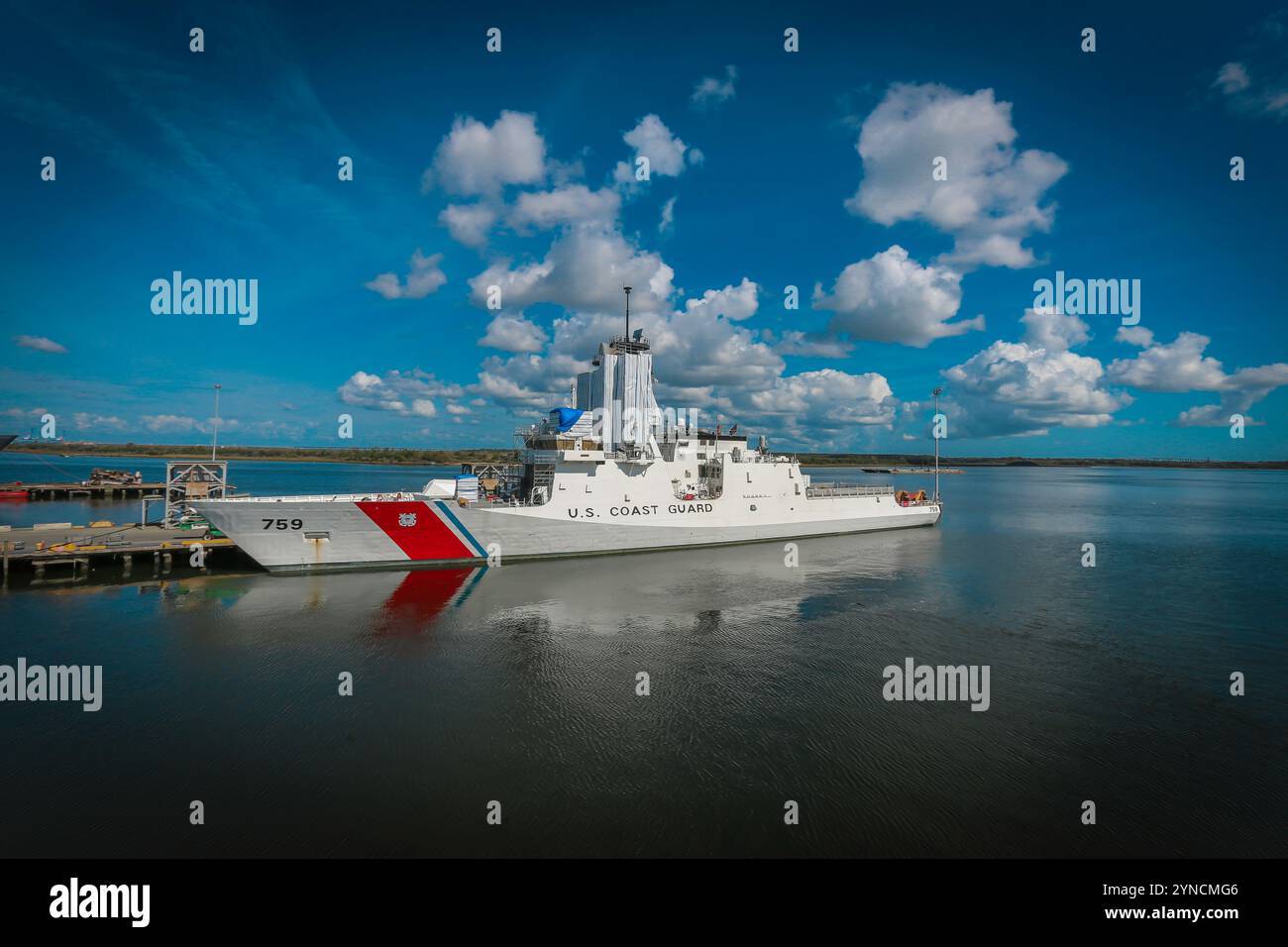 USCG 759 Calhoun sul fiume Cooper a Charleston, SC Foto Stock