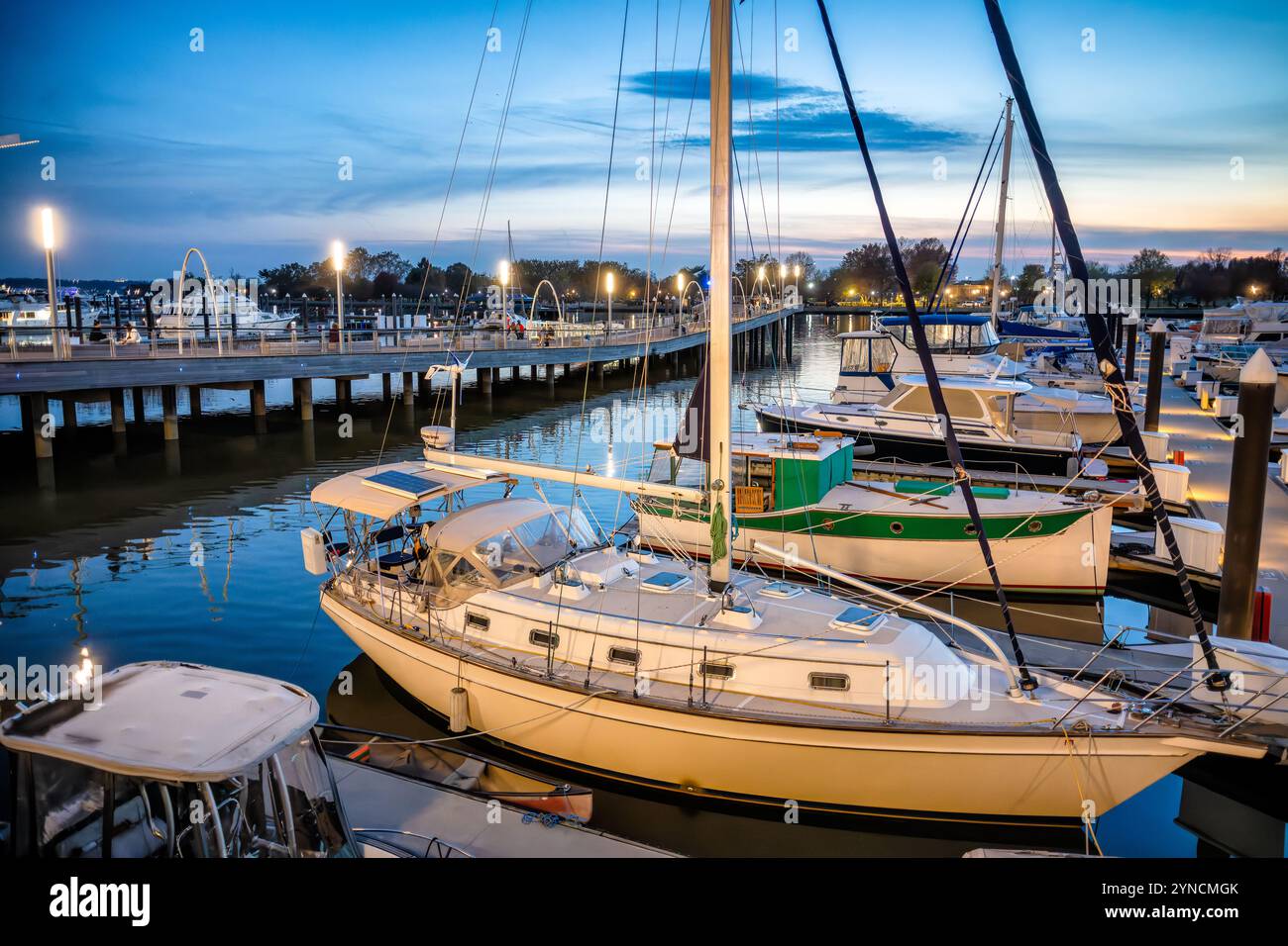 Barche a Wharf Marina Washington DC // WASHINGTON DC - le barche riposano al loro ormeggio nel moderno porto turistico del Wharf lungo il canale di Washington. La struttura del porticciolo comprende 450 scivoli che ospitano imbarcazioni di varie dimensioni all'interno del rinnovato quartiere Southwest Waterfront. Il lungomare combina strutture per la nautica da diporto con servizi urbani lungo il canale di Washington. Foto Stock